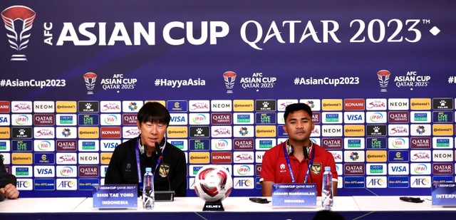 Shin Tae-yong dan Asnawi Mangkualam hadiri Konferensi pers jelang laga Timnas Indonesia vs Irak dalam Piala Asia di Qatar pada 14 Januari 2024. Foto: PSSI