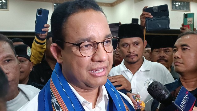 Anies Baswedan tiba di Bandara Internasional Pattimura Ambon, Minggu (14/1). Foto: Hedi/kumparan