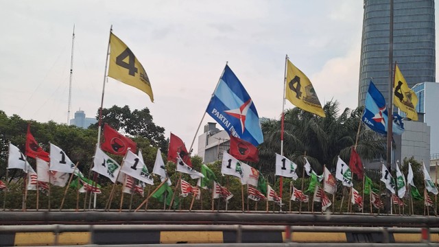 Potret maraknya alat peraga kampanye di sepanjang jalanan Jakarta (Dokumentasi Penulis)