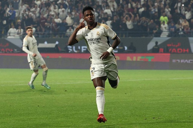 Vinicius Junior melakukan selebrasi usai mencetak gol dalam pertandingan Piala Super Spanyol 2024 di Stadion Al Awwal Park, Riyadh, Arab Saudi, pada Senin (15/1). Foto:  Fayez Nureldine/AFP