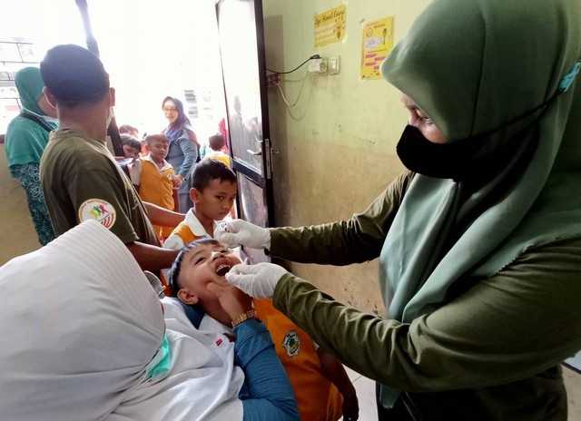 Pelaksanaan imunisasi polio di salah satu sekolah di Surabaya. Foto: Masruroh/Basra