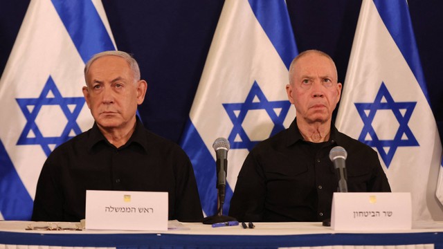 Perdana Menteri Israel Benjamin Netanyahu (Kiri) dan Menteri Pertahanan Yoav Gallant menghadiri konferensi pers di pangkalan militer Kirya di Tel Aviv pada 28 Oktober 2023. Foto: Abir Sultan/POOL/AFP