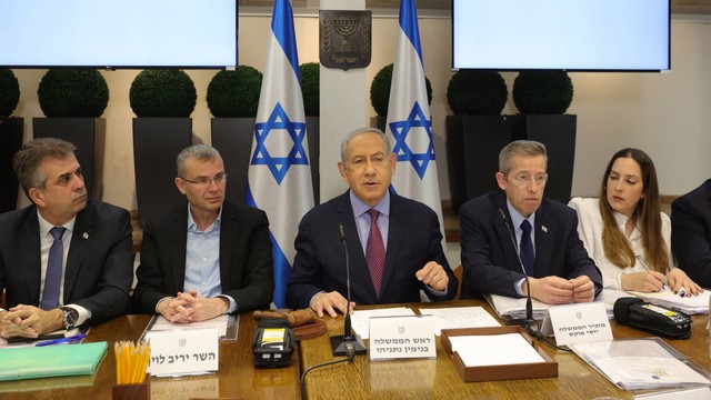 Perdana Menteri Israel Benjamin Netanyahu (tengah) memimpin rapat Kabinet di Kirya, yang menampung Kementerian Pertahanan Israel, di Tel Aviv pada 31 Desember 2023. Foto: Abir Sultan/POOL/AFP