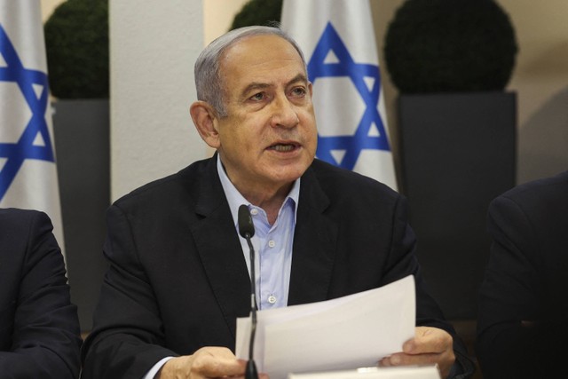 Perdana Menteri Israel Benjamin Netanyahu memimpin rapat kabinet mingguan di Kementerian Pertahanan di Tel Aviv pada 7 Januari 2024. Foto: Ronen Zvulun / POOL / AFP