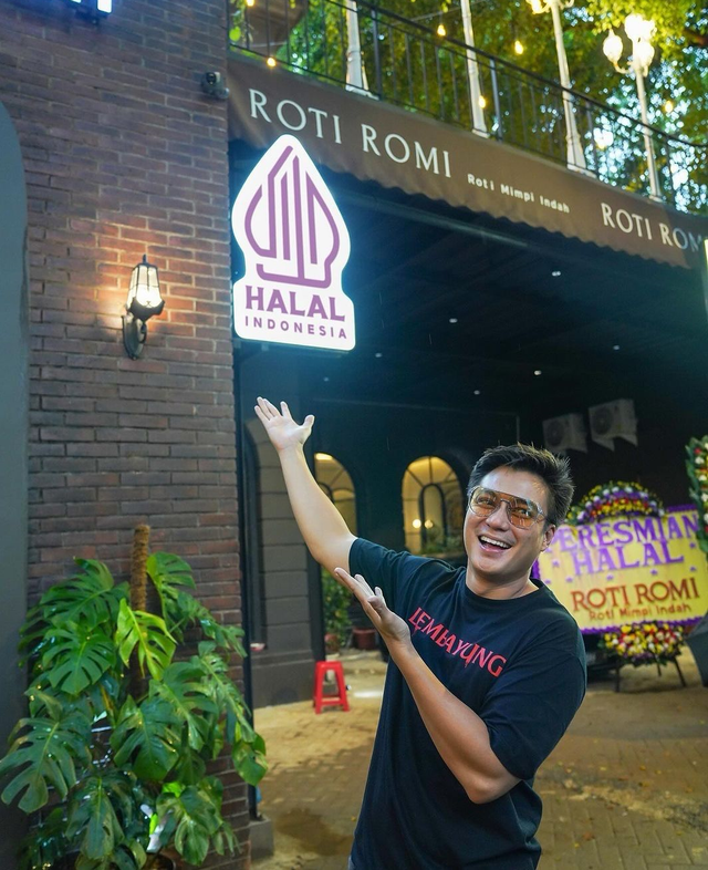 Baim Wong resmikan Roti Romi outlet ke-5. Foto: Dok. Baim Wong
