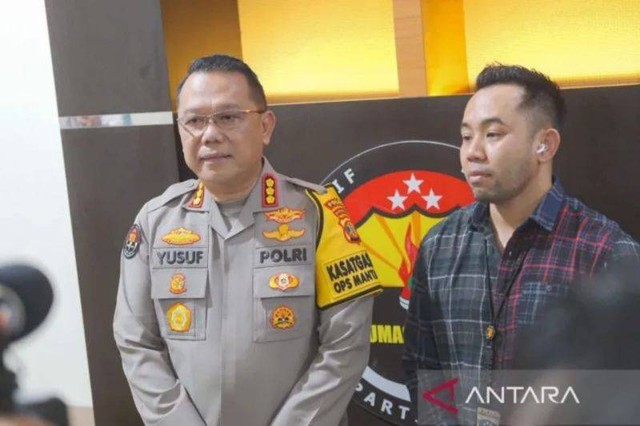 Kepala Bidang Humas Polda Kaltim Kombes Pol. Yusuf Sutejo (kiri) dan Kepala Subdit Siber Polda Kaltim Kompol Kadek Adi Budi saat memberikan keterangan pers terkait kasus pengancaman Anies, di Kalimantan Timur, Senin (15/1/2024). (ANTARA/HO-Polda Kaltim)