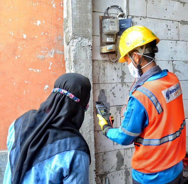 Petugas sedang melakukan penambahan daya untuk salah seorang pelanggan. Foto: istimewa