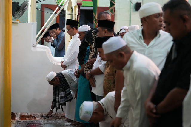Capres nomor urut 01 Anies Baswedan salat subuh berjemaah di Masjid An-Nur, Batu Merah, Ambon, Senin (15/1). Foto: Dok. Istimewa