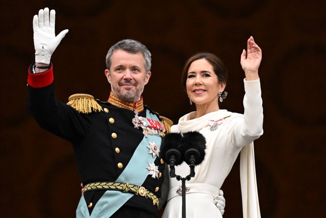 Raja Frederik X dan Ratu Mary menyapa warga dari balkon Istana Christiansborg di Kopenhagen, Denmark, Minggu (14/1/2024). Foto: Jonathan NACKSTRAND / AFP