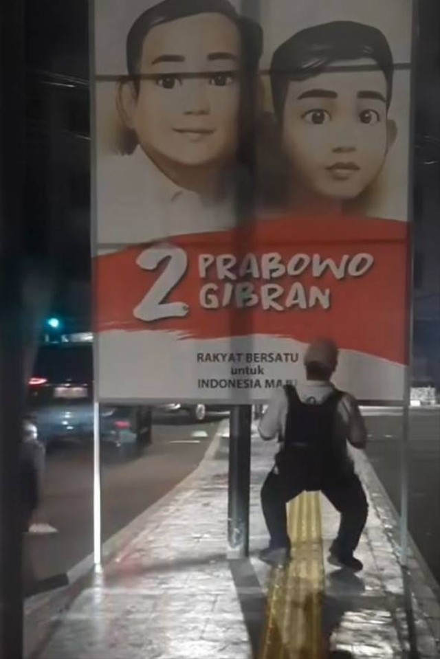Tangkapan layar baliho Prabowo-Gibran terpasang di tengah trotoar dan menghalangi pejalan kaki. Foto: Instagram/@koalisipejalankaki