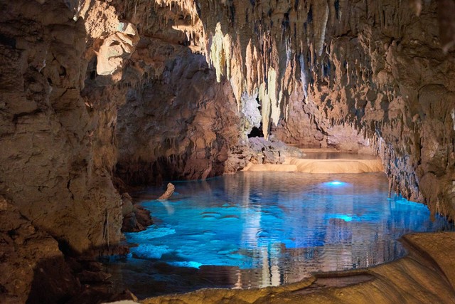 Harga Tiket Cave Tubing Kalisuci. Foto hanya ilustrasi, bukan gambar sebenarnya. Sumber: Unsplash/ Timo Volz. 