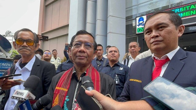 Cawapres nomor urut 03 Mahfud MD di Universitas Nommensen, Kota Medan, Senin (15/1/2024). Foto: Tri Vosa/kumparan