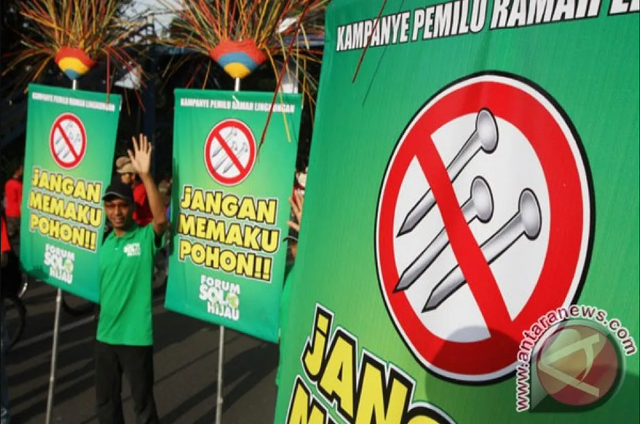 Viral di media sosial aksi pegiat lingkungan di seluruh Indonesia mengecam Caleg yang memasang poster di pohon. Foto: Dok. ANTARA