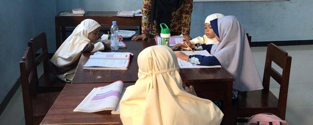 Gambar siswa kelas 1 sekolah dasar pada saat pembelajaran di kelas