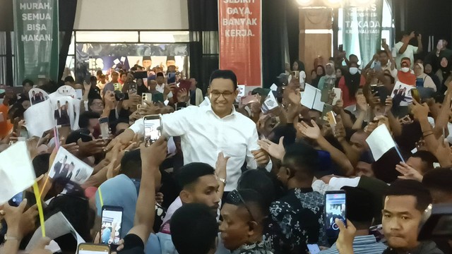 Anies Baswedan orasi di Islamic Center Ambon, Senin (15/1/2024). Foto: Hedi/kumparan