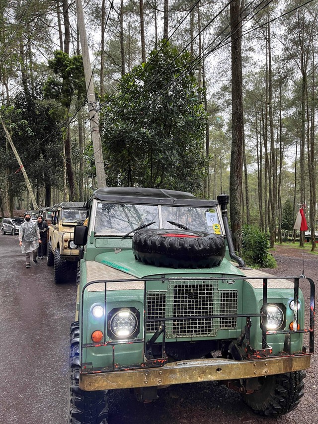 Land Rover untuk offroad di Cikole, Lembang. Foto: Gitario Vista Inasis/kumparan