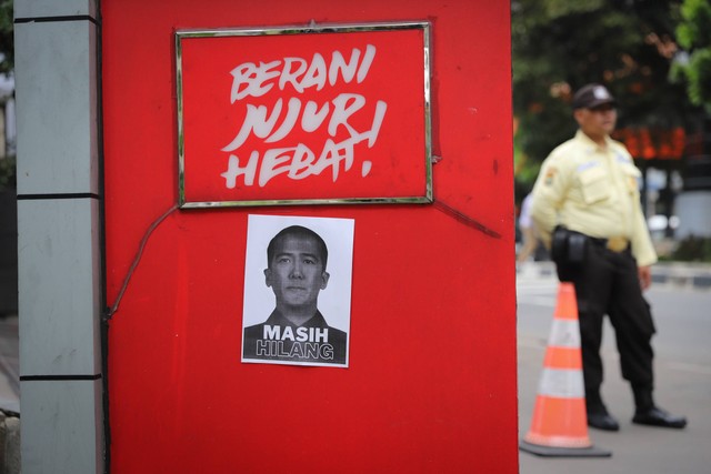Poster bergambar Harun Masiku ditempel saat peserta aksi dari Indonesia Corruption Watch (ICW) melakukan aksi teatrikal di depan Gedung KPK, Jakarta, Senin (15/1/2024). Foto: Iqbal Firdaus/kumparan