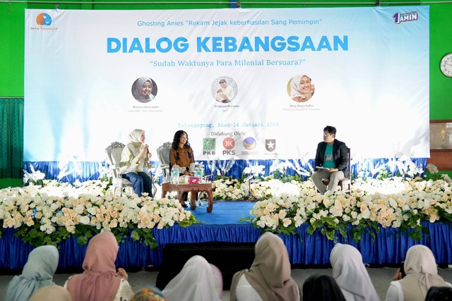 Putri capres nomor urut 01 Anies Baswedan, Mutiara Annisa Baswedan (tengah) dan putri cawapres Muhaimin Iskandar, Mega Safira (kiri) dalam acara Dialog Kebangsaan Sudah Waktunya Para Milenial Bersuara? di GOR Menara Eva, Jatibangi, Tulungagung, Jawa Timur, Minggu (14/1/2024). Foto: Dok. Istimewa