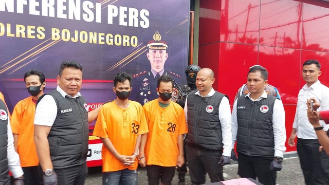 Kasat Reskoba Polres Bojonegoro AKP Eko Suwanto, saat menggelar konferensi pers di Mapolres Bojonegoro. Senin (15/01/2024). (Aset: Imam Nurcahyo/beritabojonegoro)