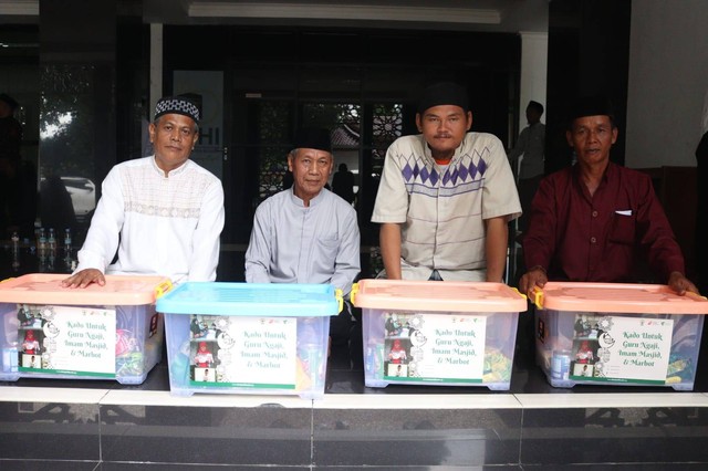 pprogram 'Bantuan Kado Untuk Guru Ngaji, Imam Masjid, dan Marbot' yang dijalankan oleh Lembaga Pelayan Masyarakat (LPM) Dompet Dhuafa bekerjasama dengan Dewan Masjid Indonesia (DMI) Bogor, pada Selasa (9/1/2024)