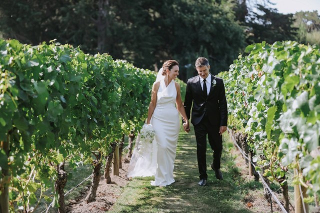 Eks Perdana Menteri Selandia Baru Jacinda Ardern menikah dengan Clarke Gayford di Craggy Range Winery, Hawke's Bay, Selandia Baru, pada Sabtu (13/1/2024). Foto: Felicity Jean Photography/via REUTERS