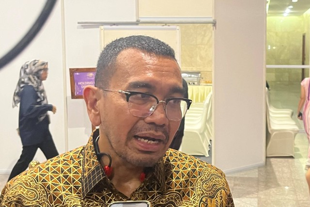 Staf Khusus Menteri BUMN, Arya Sinulingga saat ditemui usai acara Natal Kementerian BUMN di Jakarta pada Senin (15/1/2024).
 Foto: Widya Islamiati/kumparan