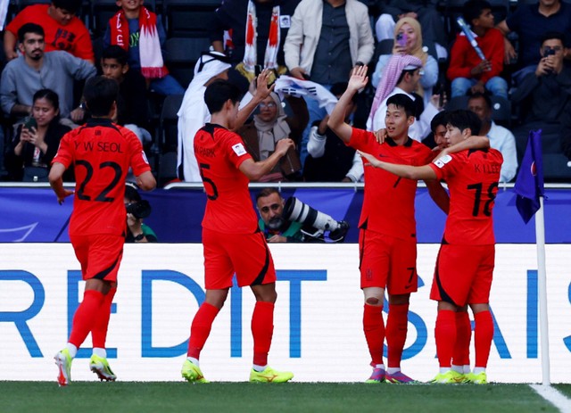 Hwang In-beom dari Korea Selatan merayakan bersama Son Heung-min, Lee Kang-in dan rekan satu timnya setelah mencetak gol saat pertandingan Piala Asia AFC Grup E di Stadion Jassim bin Hamad, Al Rayyan, Qatar. Foto: Molly Darlington/Reuters