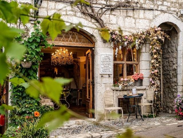 Kafe Bandung dengan Garden Space. Foto hanya ilustrasi, bukan tempat yang sebenarnya. Sumber foto: Unsplash/V2F