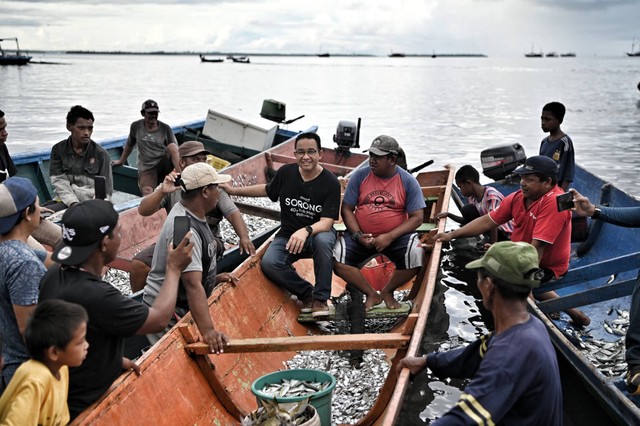 Capres 01 Anies Baswedan memulai giat kampanye di Papua Barat dengan blusukan di Pelabuhan Pendaratan Ikan (PPI) Jempur pada Selasa (16/1/2023). Foto: Dok. Istimewa