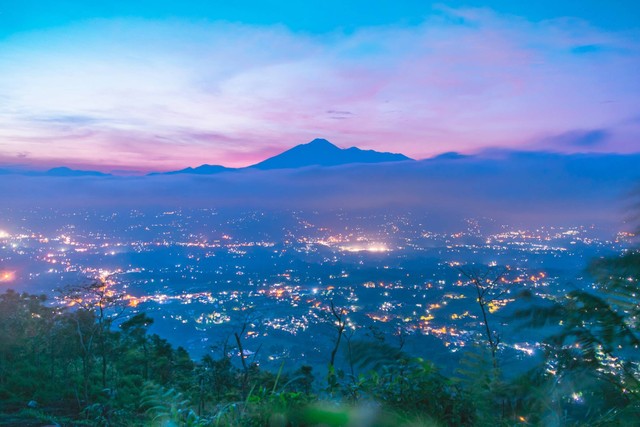 Bukit Lintang Sewu. Foto hanya ilustrasi, bukan gambar sebenarnya. Sumber: Unsplash/ Faiz Muhammad. 