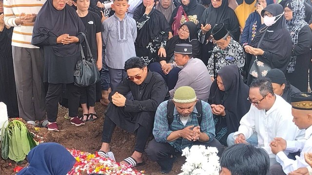 Pemakaman Ayah Anji, di TPU Mangun Jaya, Tambun, Jawa Barat, Selasa (16/1/2024). Foto: Giovanni/kumparan