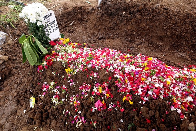 Pemakaman Ayah Anji, di TPU Mangun Jaya, Tambun, Jawa Barat, Selasa (16/1/2024). Foto: Giovanni/kumparan