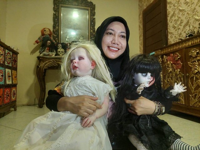 Ipeh bersama creepy doll miliknya. Foto: Rere Hutapea/Hi!Pontianak