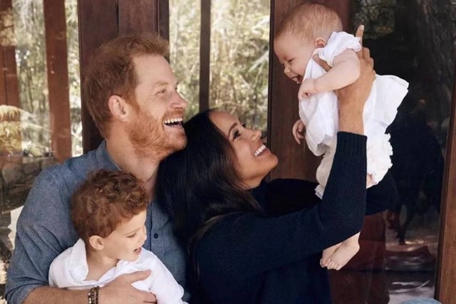 Pangeran Harry dan Megan Markle bersama anak-anaknya Archie dan Lilibet di Santa Barbara, California. Foto: EYEPRESS/via REUTERS
