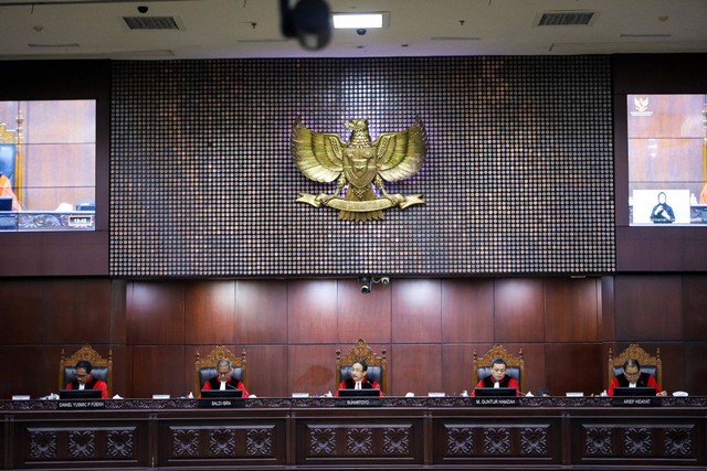 Ketua Mahkamah Konstitusi (MK) Suhartoyo membacakan putusan uji formil aturan syarat usia capres dan cawapres di Ruang Sidang Pleno Mahkamah Konstitusi, Jakarta, Selasa (16/1/2024). Foto: Iqbal Firdaus/kumparan