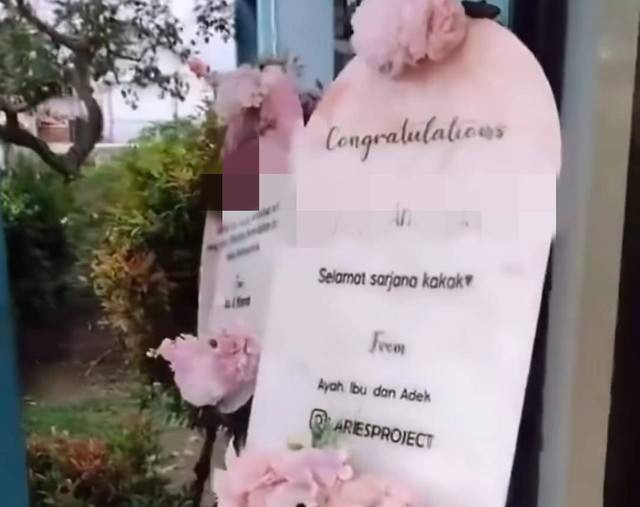 Potongan video yang memperlihatkan papan bunga yang direkam dosen UNSRI