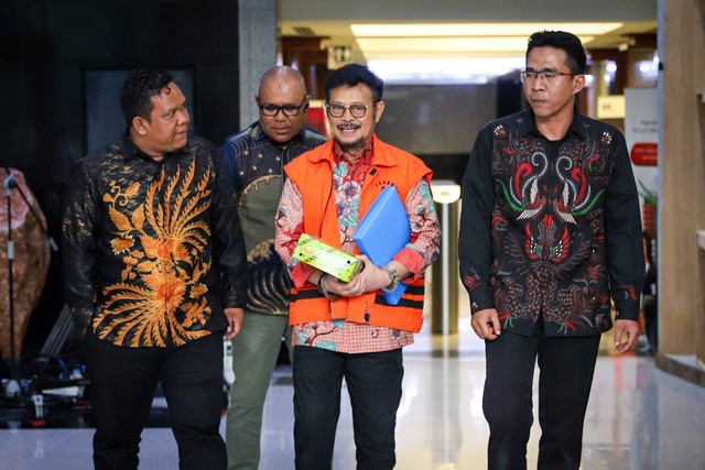 Mantan Menteri Pertanian Syahrul Yasin Limpo (SYL) berjalan keluar usai diperiksa terkait kasus korupsi di Gedung Merah Putih KPK, Selasa (16/1/2024).
 Foto: Iqbal Firdaus/kumparan