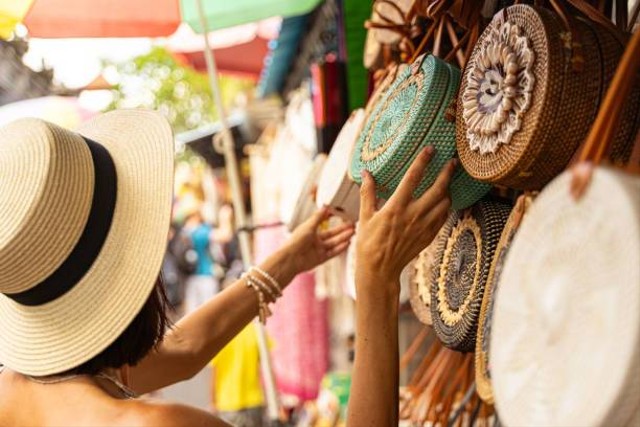 Ilustrasi Pasar Cakranegara, Foto: Unsplash/yacobchuk.