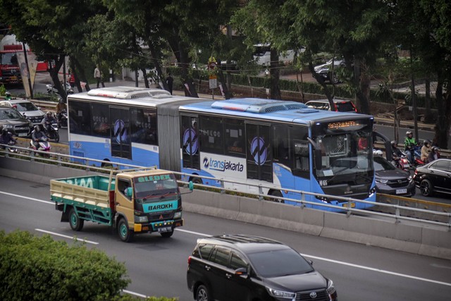 Bus Transjakarta di Halte Cikoko-St Cawang, Jakarta, Selasa (16/1/2024). Foto: Jamal Ramadhan/kumparan