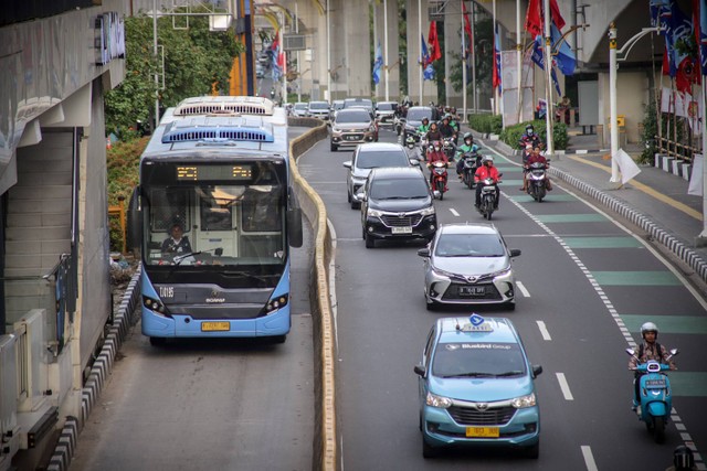 Bus Transjakarta di Halte Cikoko-St Cawang, Jakarta, Selasa (16/1/2024). Foto: Jamal Ramadhan/kumparan