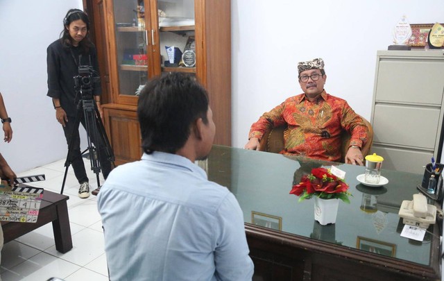 Bupati Cirebon, Imron, saat melakukan syuting film Baridin dan Suratminah, Selasa (16/1). Foto: Tarjoni/Ciremaitoday