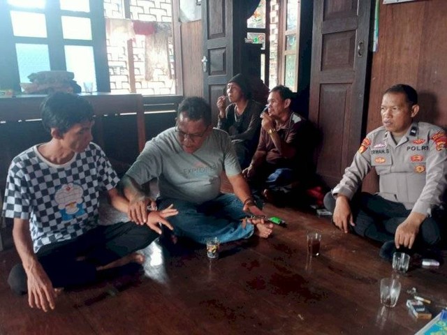 Polisi saat mengunjungi rumah korban yang selamat dari banjir bandang, Foto : Istimewa