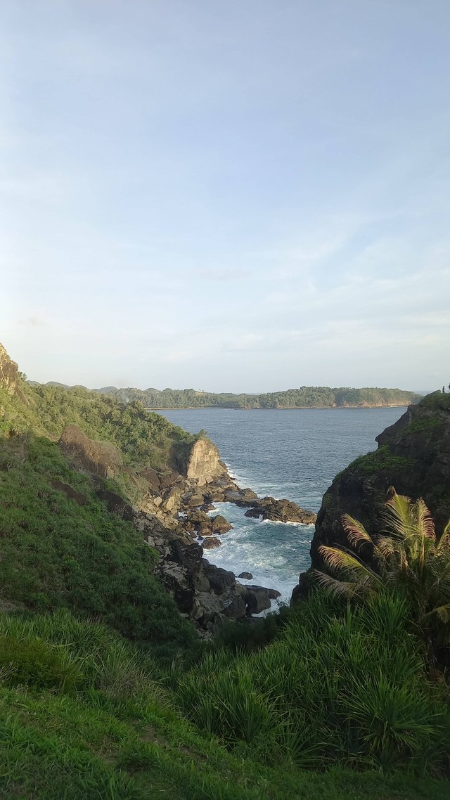 Pemandangan laut Pantai Selatan Jawa dari Bukit Pengilon. Sumber: milik pribadi