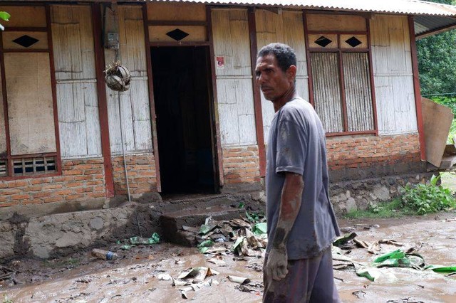 Satu rumah warga di Desa Dulipali, Kecamatan Ile Bura, Flores Timur, NTT, diterjang banjir lahar hujan dampak erupsi Gunung Lewotobi Laki-laki. Foto: ANTARA/Fransiska Mariana Nuka