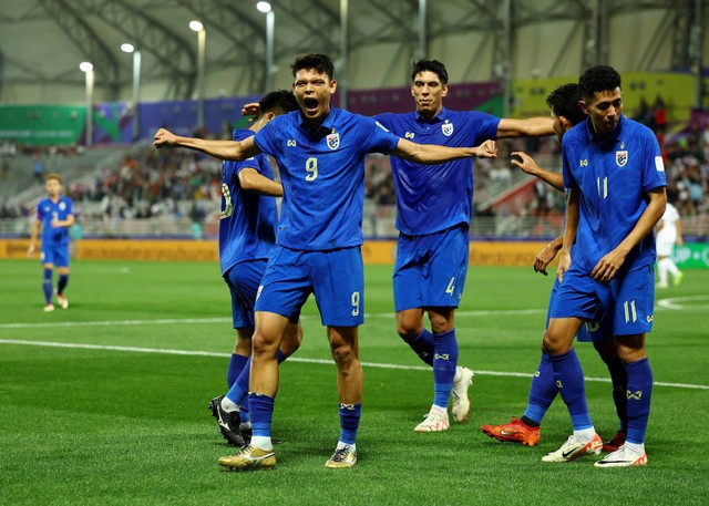 Supachai Jaided dari Thailand merayakan gol pertama mereka bersama rekan setimnya saat menghadapi Kyrgyzstan. Foto: REUTERS/Molly Darlington