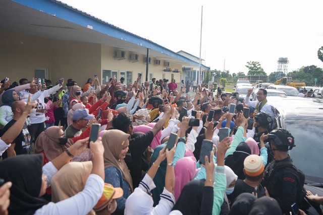 Anies Baswedan melakukan kampanye didampingi Jusuf Kalla di Bone, Sulawesi Selatan, Rabu (17/1/2024). Foto: Dok. Istimewa