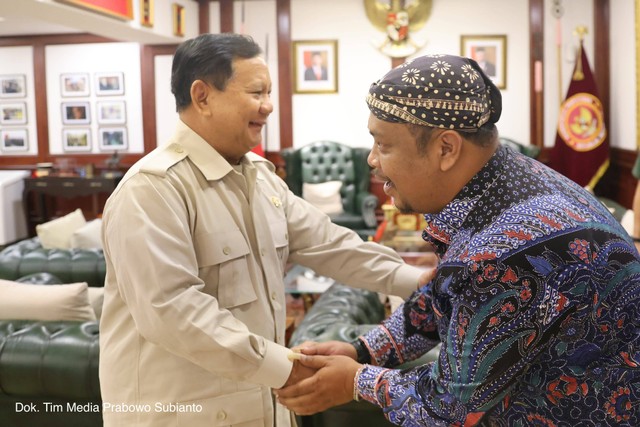 Capres nomor urut 2 Prabowo Subianto bertemu Agus Purwanto yang dikenal dengan Abah Lala di Kemenhan, Jakarta. Foto: Dok. Tim Media Prabowo Subianto