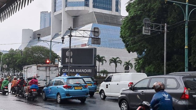 Videotron di depan Graha Mandiri Jakarta Pusat mati total usai video Anies Baswedan yang digalang Aniesbubble dan Olppaemi Project diturunkan, Rabu (17/1). Foto: Annisa Thahira Madina/kumparan