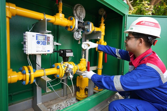 Pegawai Subholding Gas Pertamina yakni PT PGN mengecek penyaluran gas ke pelanggan. Foo: Dok. PGN