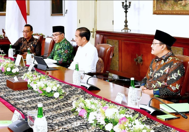 Kiri-kanan: Mensesneg Pratikno, Ketum PBNU Yahya Staquf, Presiden Jokowi, Sekjen PBNU Saifullah Yusuf, dalam sebuah acara di Istana Bogor, 4 Januari 2024. Foto: Instagram/@gusipul_id